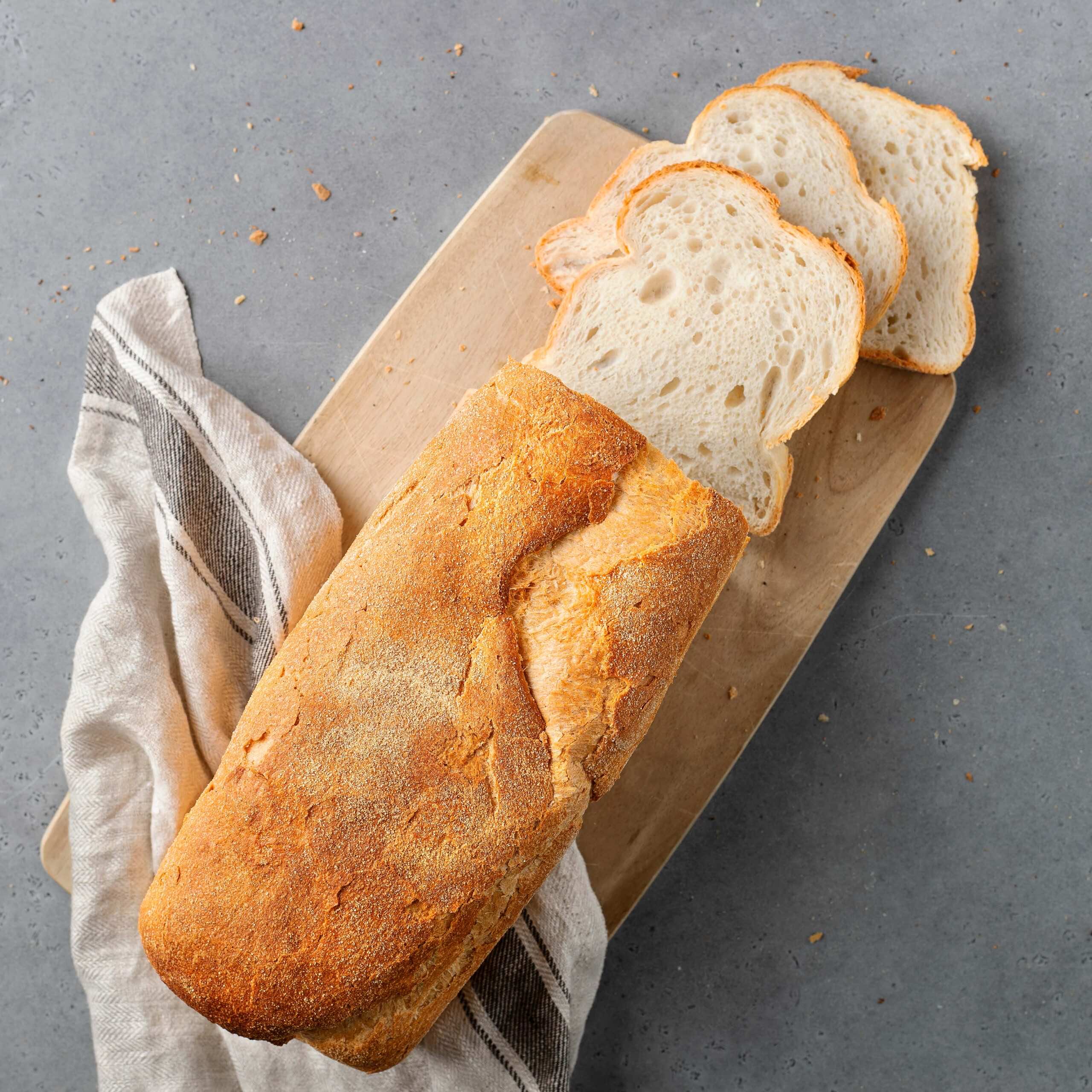 Formbakad Levain - ljus limpa som är skivad på en ljus träskärbräda | Dahls Bageri