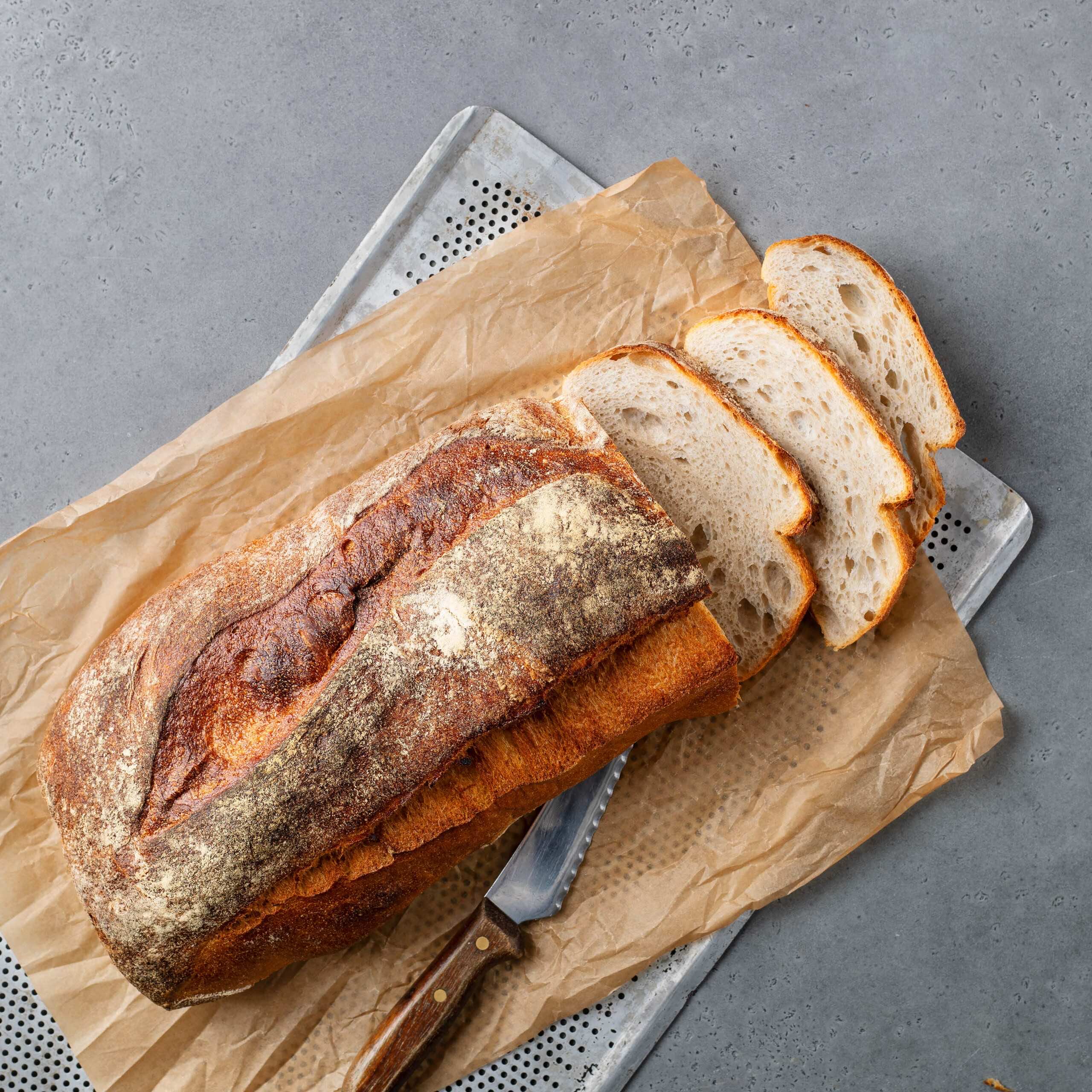 Grand Levain - skivad limpa på en plåt | Dahls Bageri