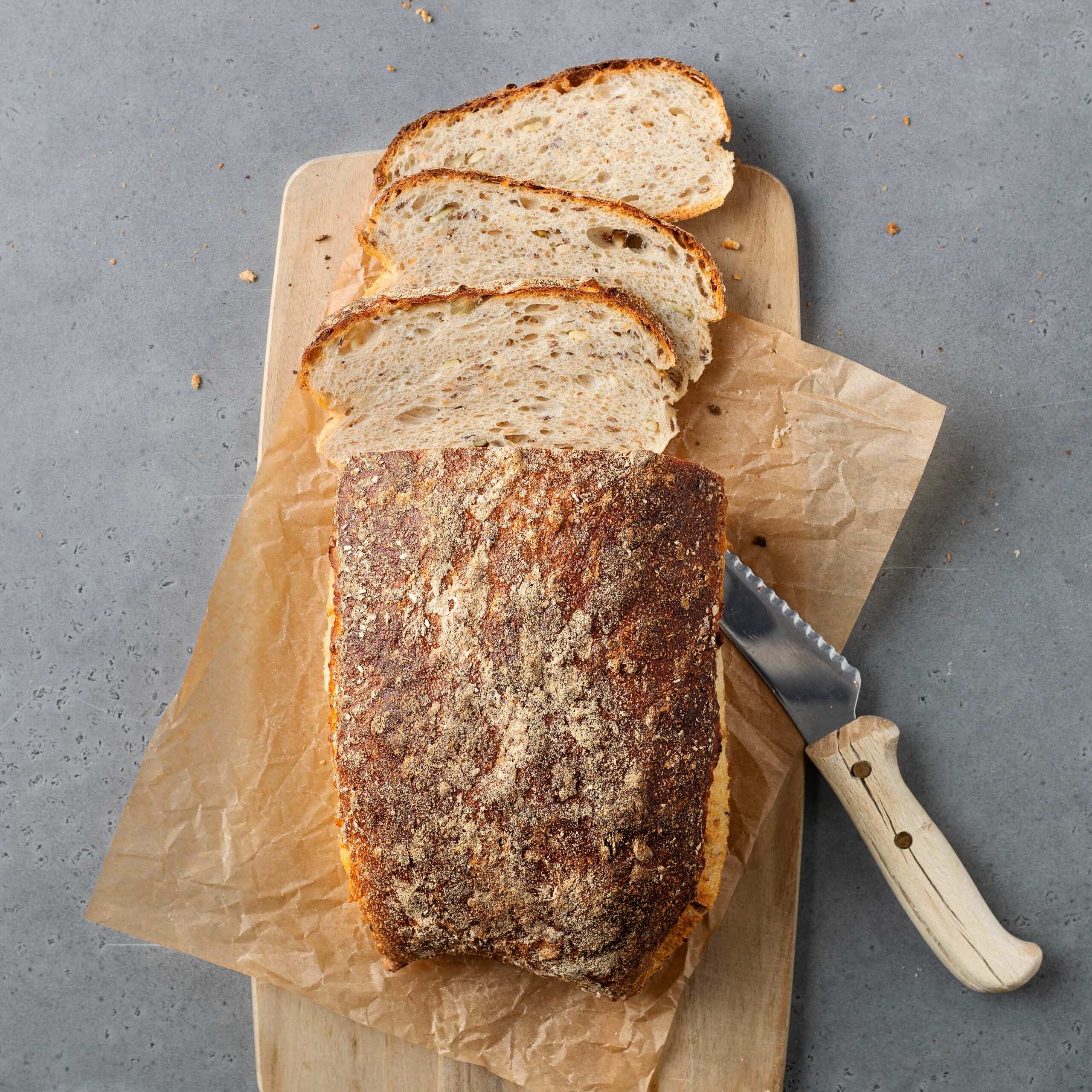Pavé rustic - bröd på en skärbräda med brödkniv | Dahls Bageri