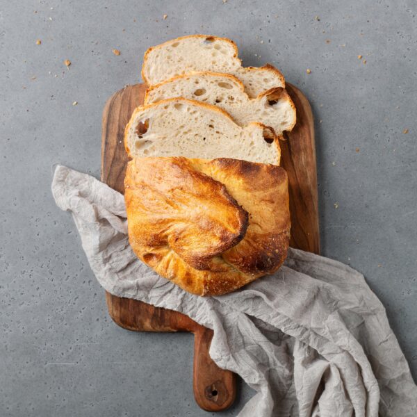 Petit Blanc - vitt bröd uppdelat på en skärbräda | Dahls Bageri