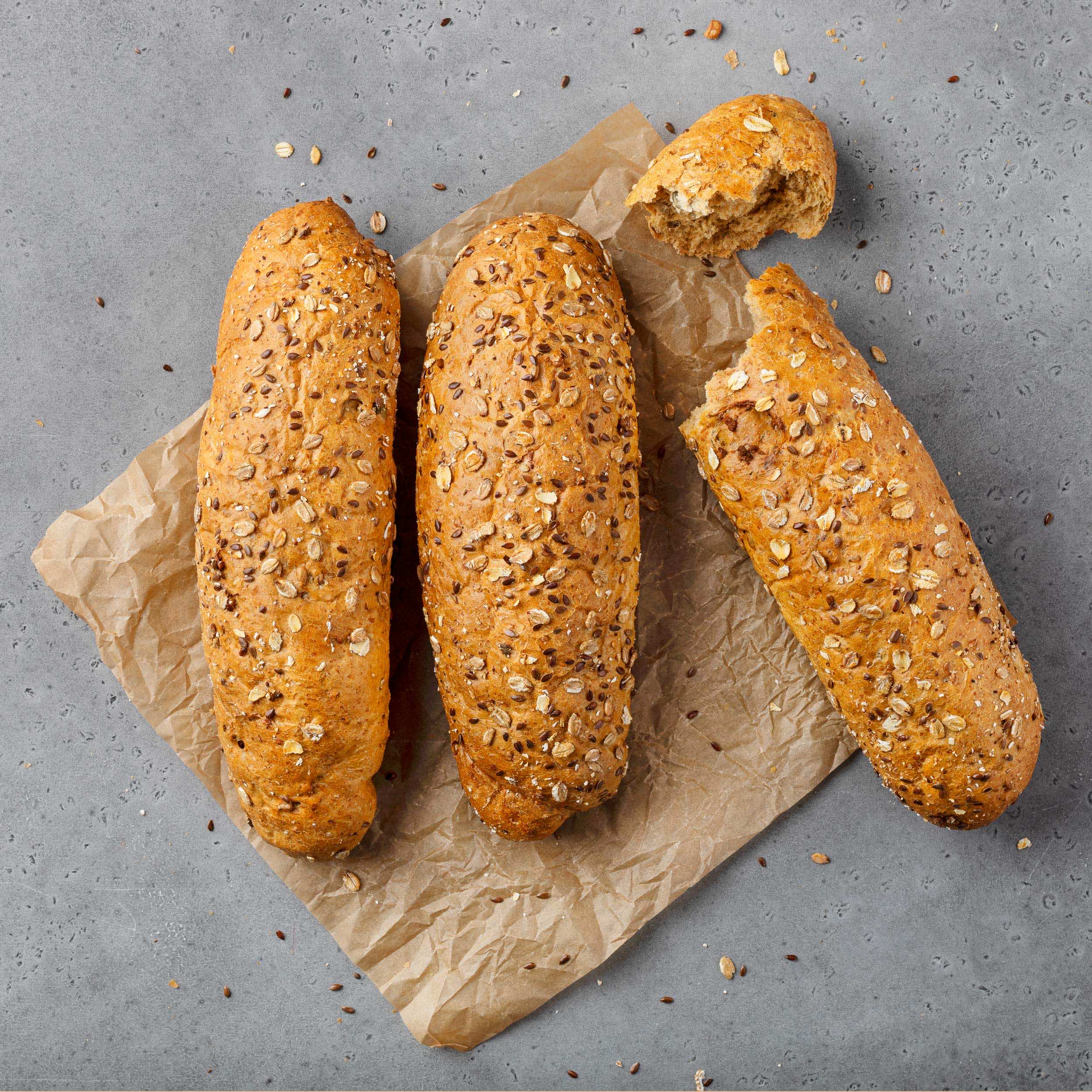 Halvbaguette grov - tre st baguetter med linfrön och solroskärnor på - | Dahls Bageri