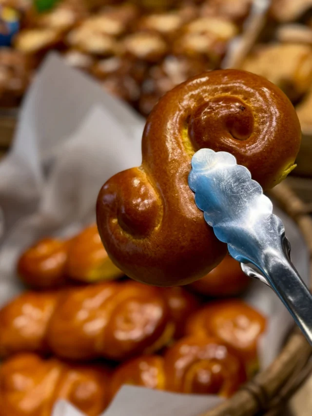 Ja, vi vet – det är kaaaanske lite tidigt… men vem kan motstå nybakade lussekatter i november? 😍
Finns nu hos oss – kom och tjuvstarta julen! 🎄